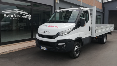 Noleggio Daily Auocarro aperto con ruote gemellate