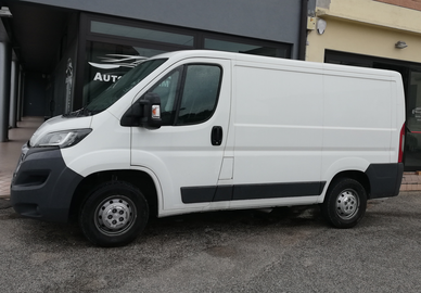 Noleggio Peugeot Boxer Euro 6 bianco senza loghi